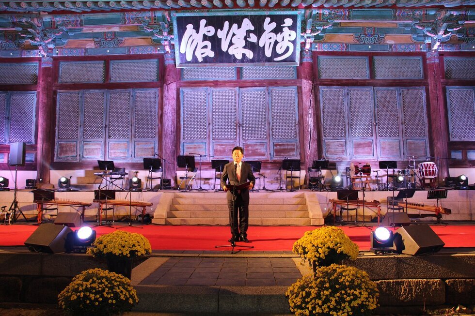 금성관 앞에서 연설하시는 시장님 모습