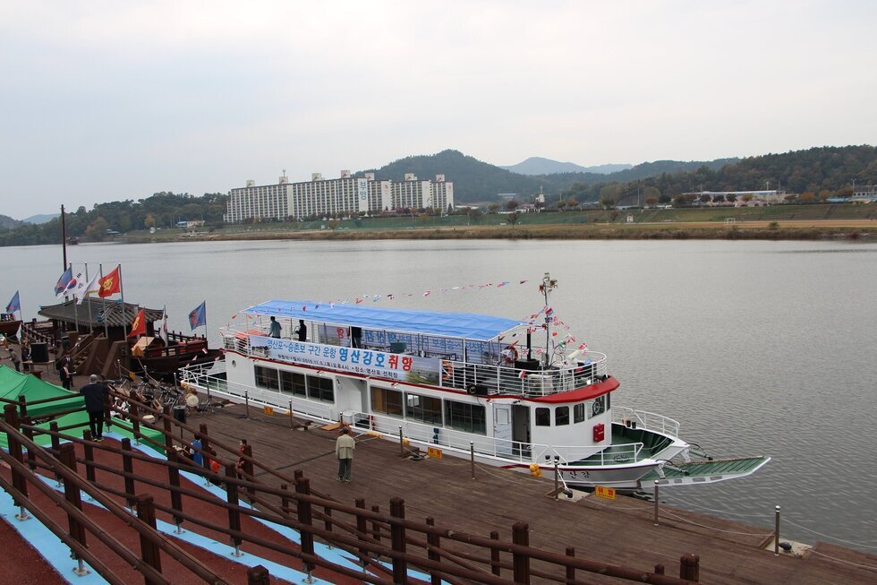 영산강위 부두에 정박해 있는 유람선 