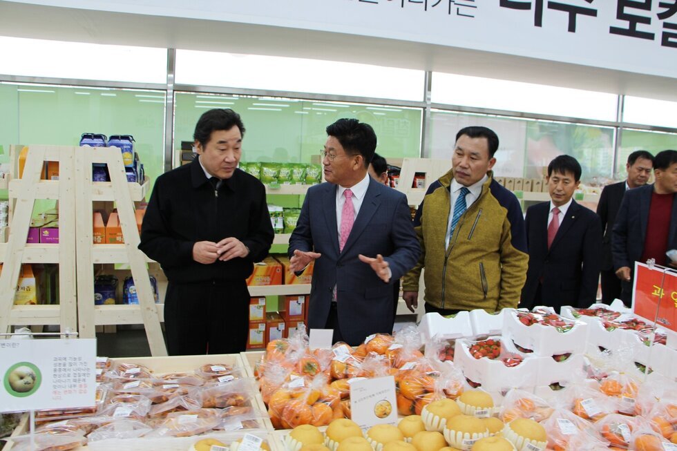 로컬푸드에 대해 설명하는 시장님 모습