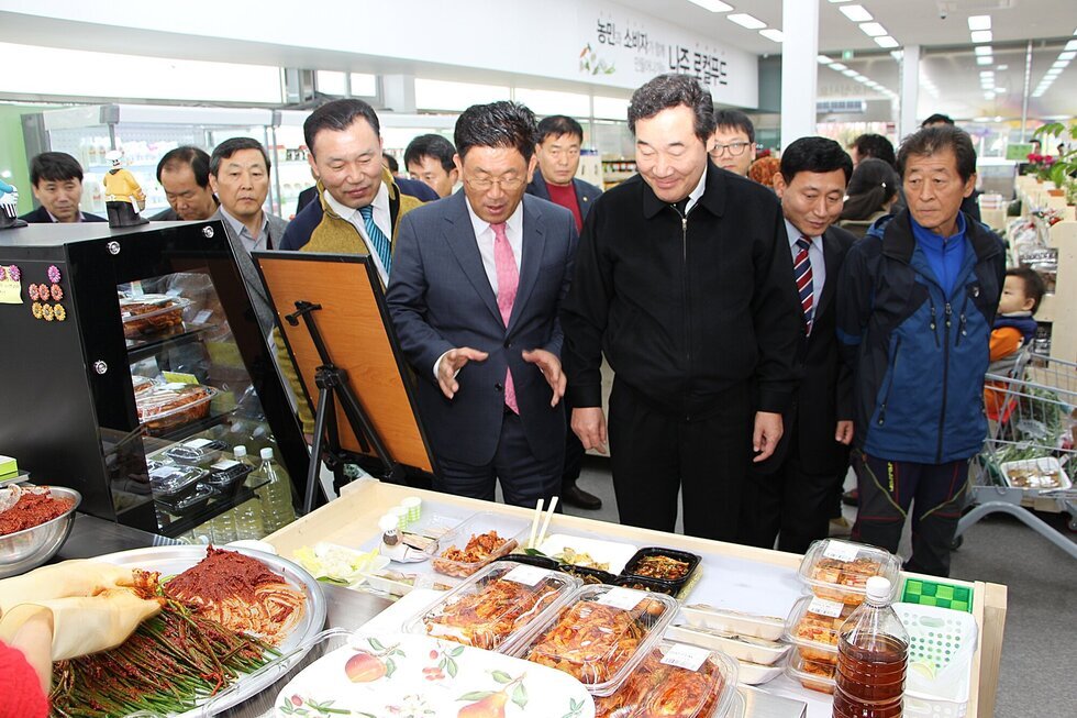 로컬푸드 김치에 대해 설명하는 시장님 모습