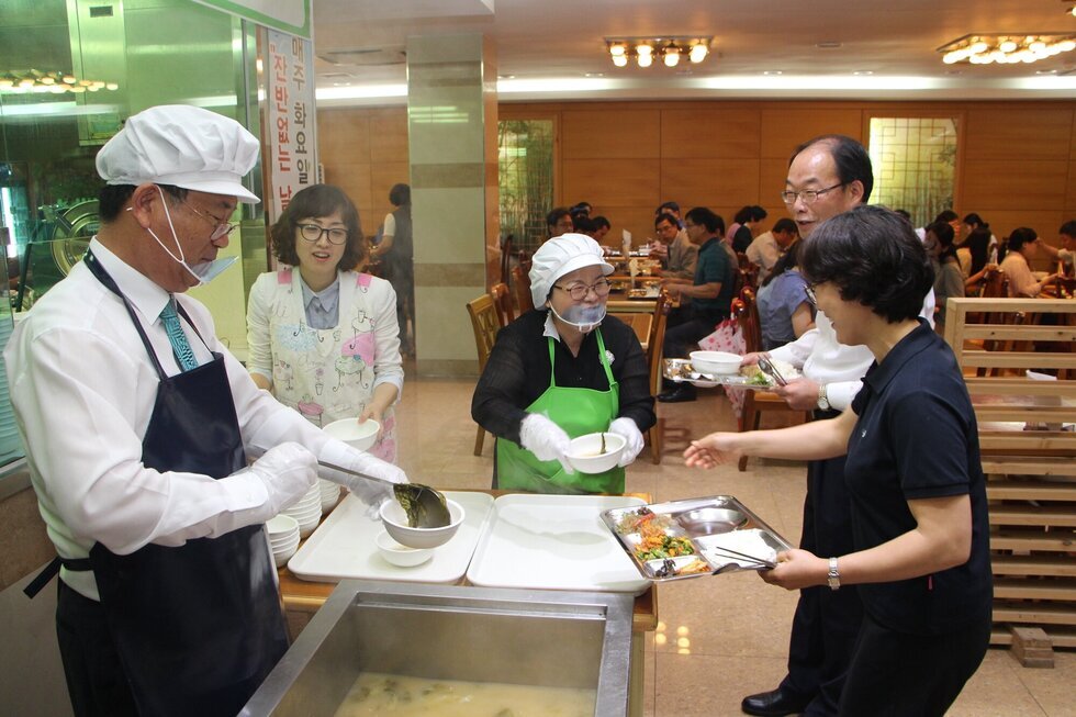 점심 배식 봉사를 하시는 시장님의 모습