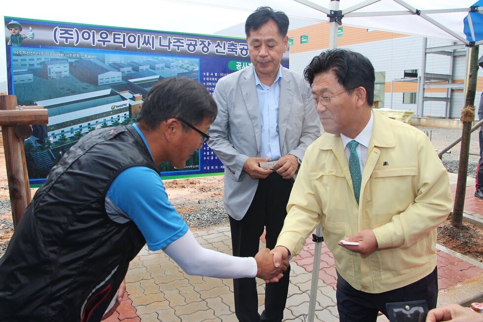 (주)이우티이씨 나주공장 신축공사에 방문해 시민과 악수하는 시장님