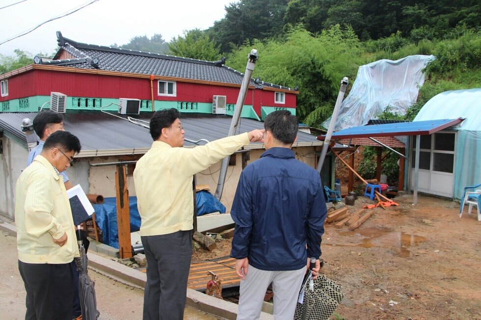 호우 피해지역을 방문해 이야기 하는 시장님