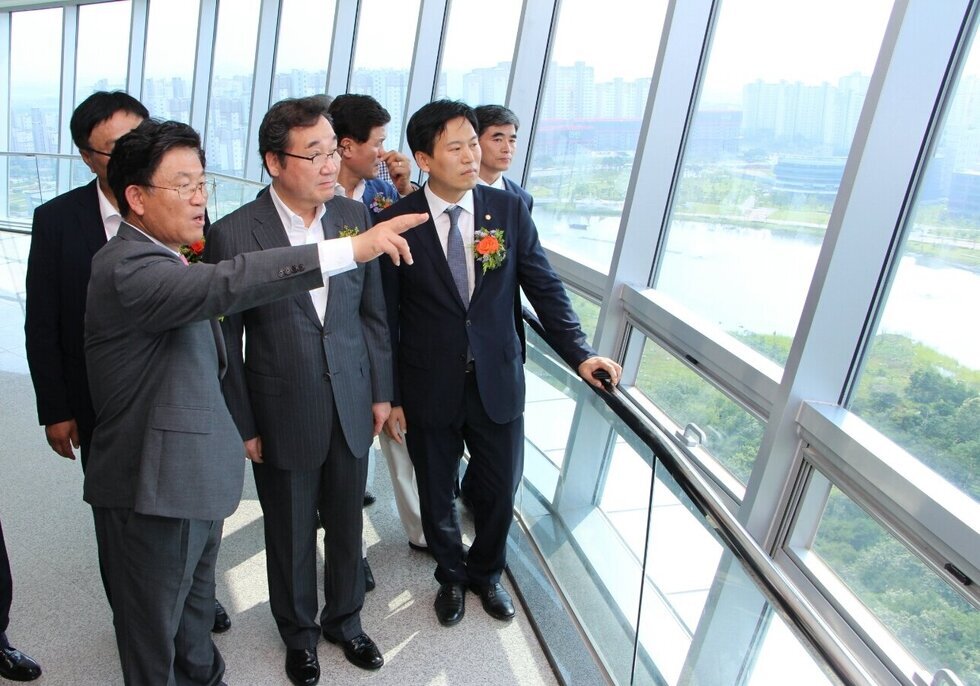 빛가람 전망대 위에서 나주시장님과 관계자 분들이 대화하는 모습