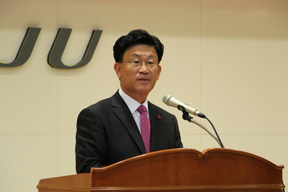 강인규 나주시장님이 단상앞 마이크앞에서 연설하는 장면