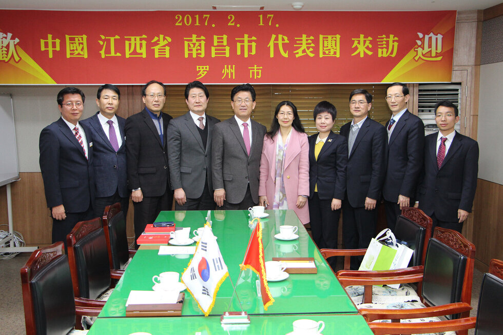 강인규 나주시장을 비롯한 나주시 관계자들과 중국 강서성 난창시 대표단 기념 촬영1.jpg