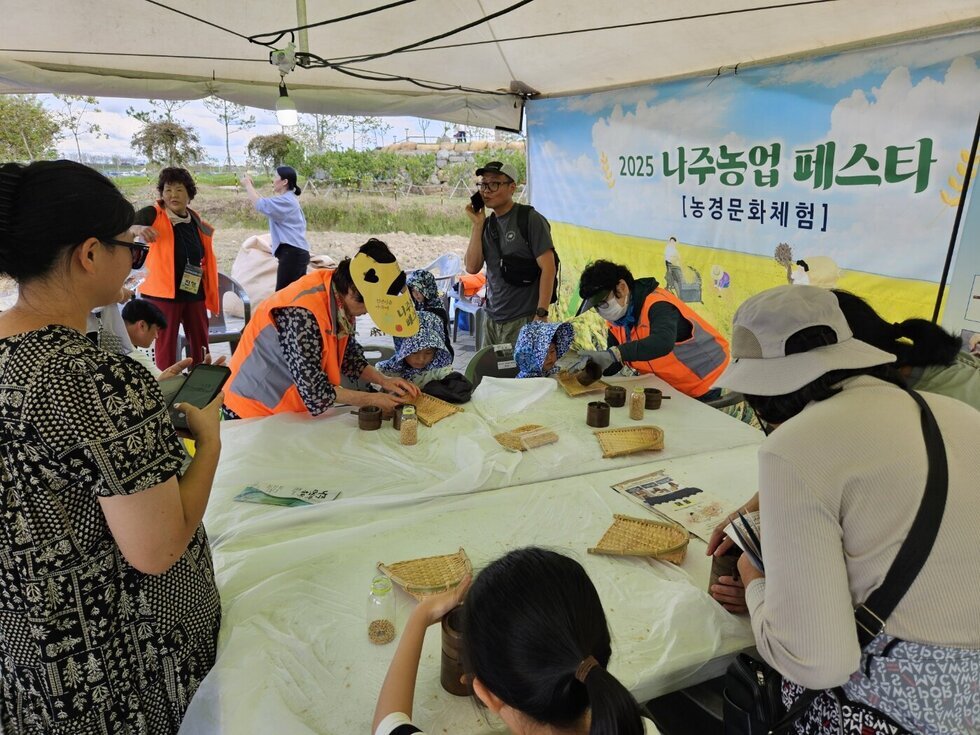 벼 탈곡하고 고구마 캐고…나주농업페스타 ‘농부체험’ 풍성