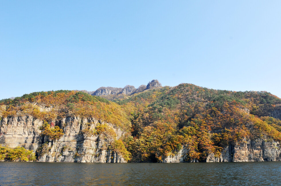 2014년 11월 10일에 촬영 된 멋진 암벽과 단풍의 사진