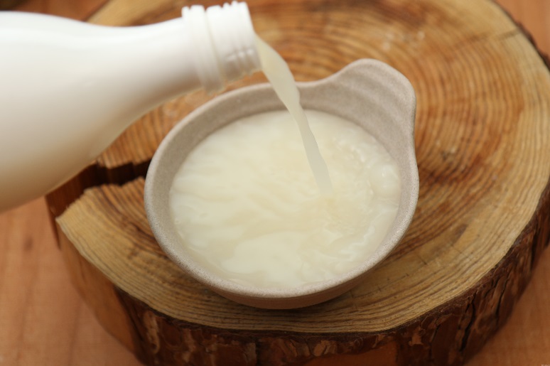 잔에 담기는 막걸리