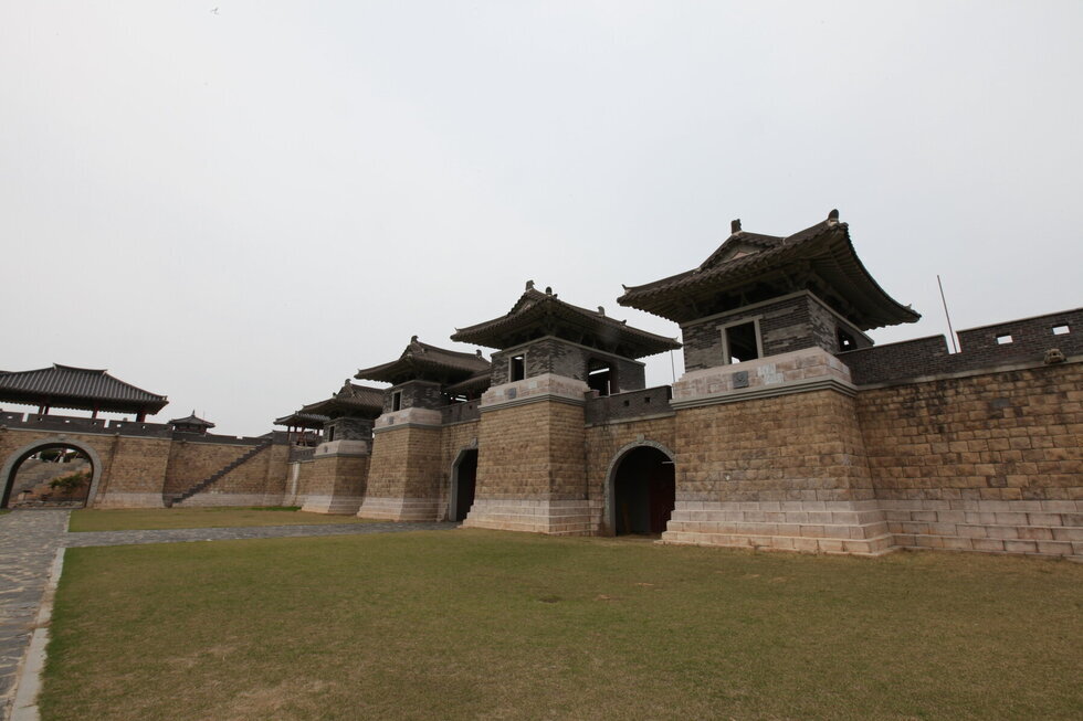 영상테마파크 내부에 외성을 찍은 사진. 기와로된 성벽이 보이며 그 사이사이에 닫혀있는 문이 보임.