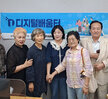 인터넷 정보를 검색하여 모의시험을 보는 교육생들과 지도하는 강사의 모습
