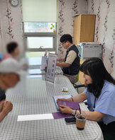 노인인권 및 학대예방 관련 1:1 상담중인 상담사와 어르신의 모습
