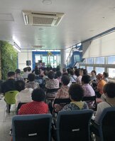 안전교육 동영상 시청하시는 어르신들의 모습