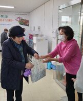 위문품 전달