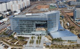 혁신도시내의 전력거래소 건물의 전경사진