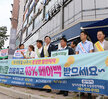 추석맞이 지역상품 판매 촉진 캠페인 및 청렴실천, 고향사랑 기부제 홍보 캠페인 나주시장과 시청 간부공무원 및 관계자들이 플랭카드를 펼치고 홍보를 하고 있는 모습 측면에서 촬영
