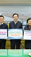 가운데 시장님이 성원해주신  고향사랑! 가치있는 기금사업으로 보답하겠습니다. 라고 적힌 팻말을 들고 양 가에 나주시 고향사랑 기부 금 5,000,000원 (유)예향조경 나영식 대표, 토광건설(미르채) 나안균대표, (주)하이옥스 이영례대표, 용천산업(주) 나명균대표 이라고 적힌 팻말을 각각 들고 사진찍고 있다.