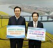 왼쪽에 시장님이 성원해주신  고향사랑! 가치있는 기금사업으로 보답하겠습니다. 라고 적힌 팻말을 들고 오른쪽에 나주시 고향사랑 기부 금 5,000,000원 용천산업(주) 나명균 대표라고 적힌 팻말을 들고 기념 촬영 중이다