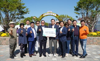  2024나주영산강 축제 | 나주시고향사랑기부제 2년 연속 최고액 기부동참 석창건설 이재철 회장 내 고향 나주시를 응원합니다! 라고 적힌 팻말을 들고 있는  이재철 회장과 윤병태 시장 뒤로 11명의 직원일동이 손하트를 하고 있다