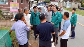 윤병태 나주시장(오른쪽)이 21~22일 집중호우와 강풍으로 인한 피해현장을 점검하고 주민들과 대화하고 있다