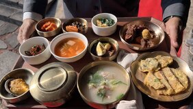 목사밥상의 사진. 밥과 곰탕, 육전, 전복, 갈비찜, 장조림, 동치미, 나물, 김치 종류로 보이는 듯한 반찬 3가지가 보인다