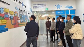지속가능한 물순환 도시 나주, 신뢰행정으로 이어가겠습니다. 한눈에 보이는 물의 여행. 나주 빛가람동수질복원센터 내 설치한 안내판을 보고 있는 직원 일동 8명