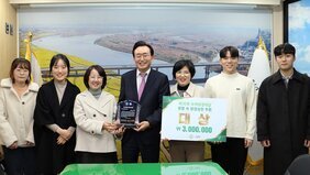 제 30회 녹색환경대상 생활 속 환경실천 부문 대상 3000000원 플랜카드와 상장을 들고 있는 윤병태 시장과 수상자들