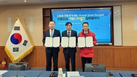 나누어 주면 배가 되는 Share! Give! Double! 연합모금 기빙나주뱅크 업무협약식 화면 앞에 협약서를 들고 있는 중년 남성 세명