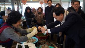 설맞이 전통시장 장보기 행사에 참여하고 있는 윤병태 나주시장