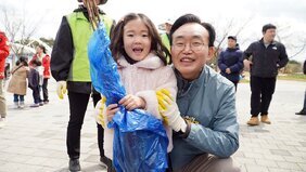 윤병태 나주시장이 아동과 기념촬영을 하고 있다. 