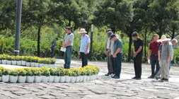 묵념중인 의회원들