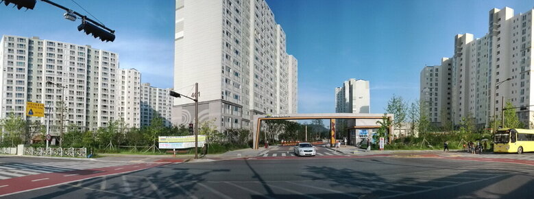 아파트 단지 입구에서 찍은 아파트 단지의 사진