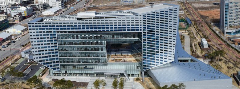 혁신도시내의 전력거래소 건물의 전경사진