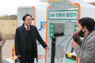 개소식에 참석한 관계자와 악수하며 활짝 웃는 나주 시장의 모습