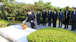 윤병태 나주시장과 관계자들이 충혼탑 참배를 하는 모습