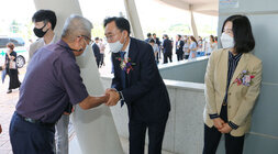 취임식에 참석한 어르신과 악수를 하는 나주시장