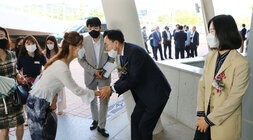 취임식에 참석한 여성과 악수를 나누는 나주시장