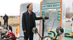실버자동차충전기앞에 선 나주시장