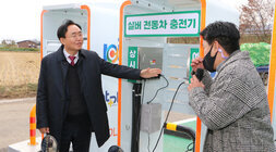 실버자동차 충전기 앞에서 사회자에게 이야기를 하는 나주시장의 모습