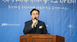 친환경 태양광 전기차 충전소 개소식 단상위에서 마이크를 들고 축사를 하고 있는 나주시장