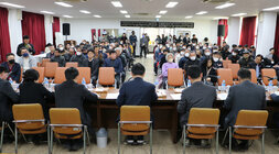 노안면 주민과의 대화 대화장 앞 단상에서 나주시장과 시의원, 시 국장의 뒷모습이 보이고 참석자들의 정면이 보이는 모습