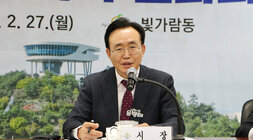 빛가람동 주민과의 대화 대화장 좌측면의 주민이 건의사항을 말하고 있는 모습과 나주시장이 주민을 바라보고 있는 대화장 모습