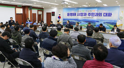 동강면 주민과의 대화 주민의 질의 모습과 나주시장이 듣고 있는 모습을 우측면에서 촬영한 사진