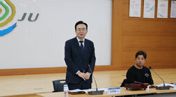 나주시 청년정책위원회 정기회의 나주시장 인사말 근접촬영