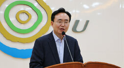 더 큰 나주 아카데미 특강  나주시장의 강사소개 및 인사말 모습