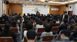 더 큰 나주 아카데미 특강 참석 청중들의 모습과 나주시장의 인사말 모습 전면 촬영