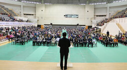 노인일자리 사업 발대식 무대 뒤쪽에서 참석자들의 얼굴이 보이고 나주사장의 축사 뒷모습이 보이는 전면
