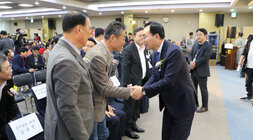 나주축협 조합장 이, 취임식 나주시장과 참석한 관계자의 악수하는 모습