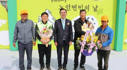 제26회 노안면민의 날 행사 나주시장과 시상자들이 기념촬영을 하고 있는 모습