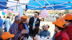 제26회 노안면민의 날 행사 나주시장이 행사장 부스에서 면민과 인사를 나누는 모습